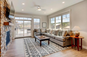 New Luxury Loft 308 I Huge Hot Tub I Great Views I Best Price I FREE Adventures Daily